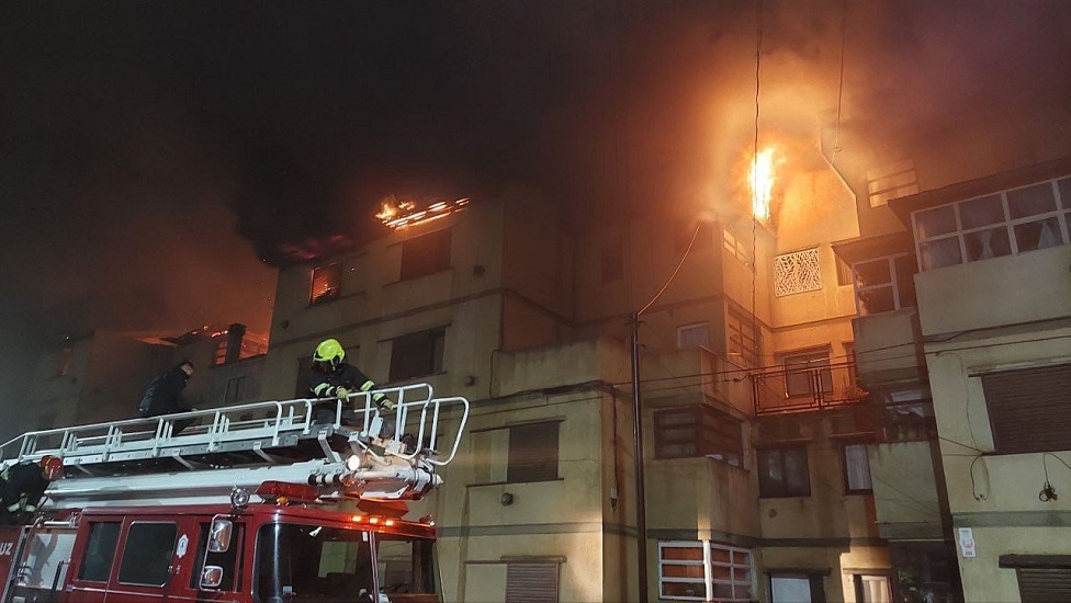 Río Gallegos: Incendio en el B° 400 Departamentos, hay riesgo de derrumbe