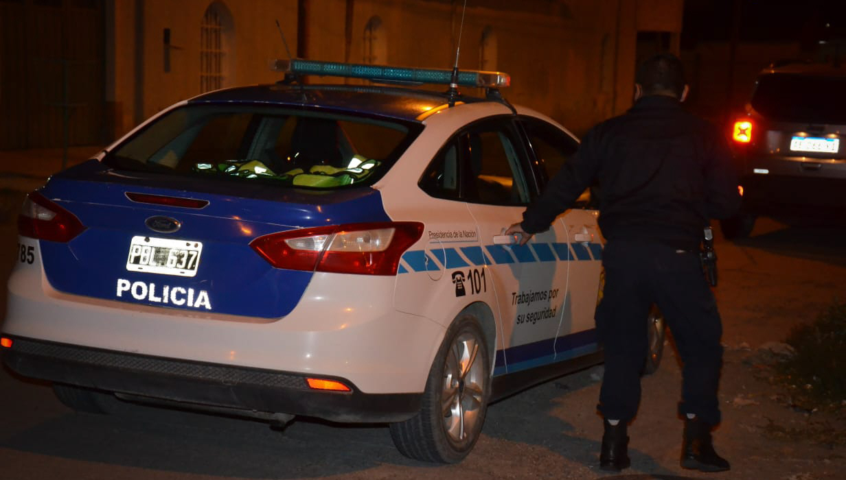 Ataque callejero en Pico Truncado: lo apuñalaron y le robaron la mochila