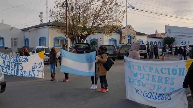 Mujeres desocupadas ahora reclaman afuera del Ministerio de Desarrollo Social