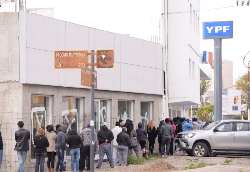 Desesperados: Hay largas colas para comprar un paquete de cigarrillos, los 