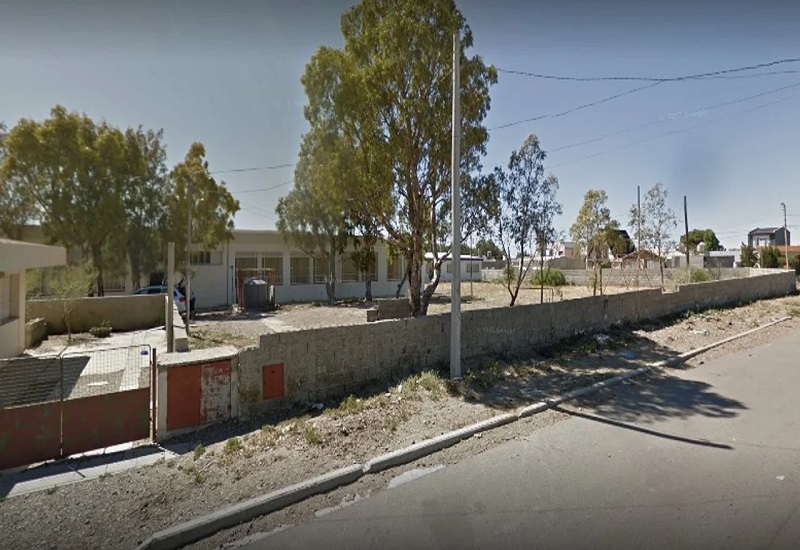 Intentaron matar a golpes a un hombre en el patio de una escuela de Comodoro