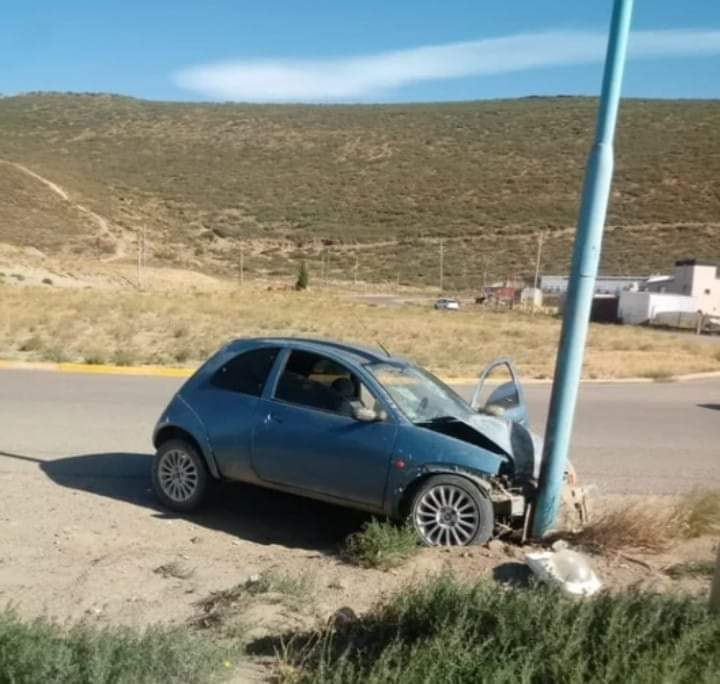 Comodoro Rivadavia: conducía borracho y se estrelló contra un poste de luz en el Camino Roque González