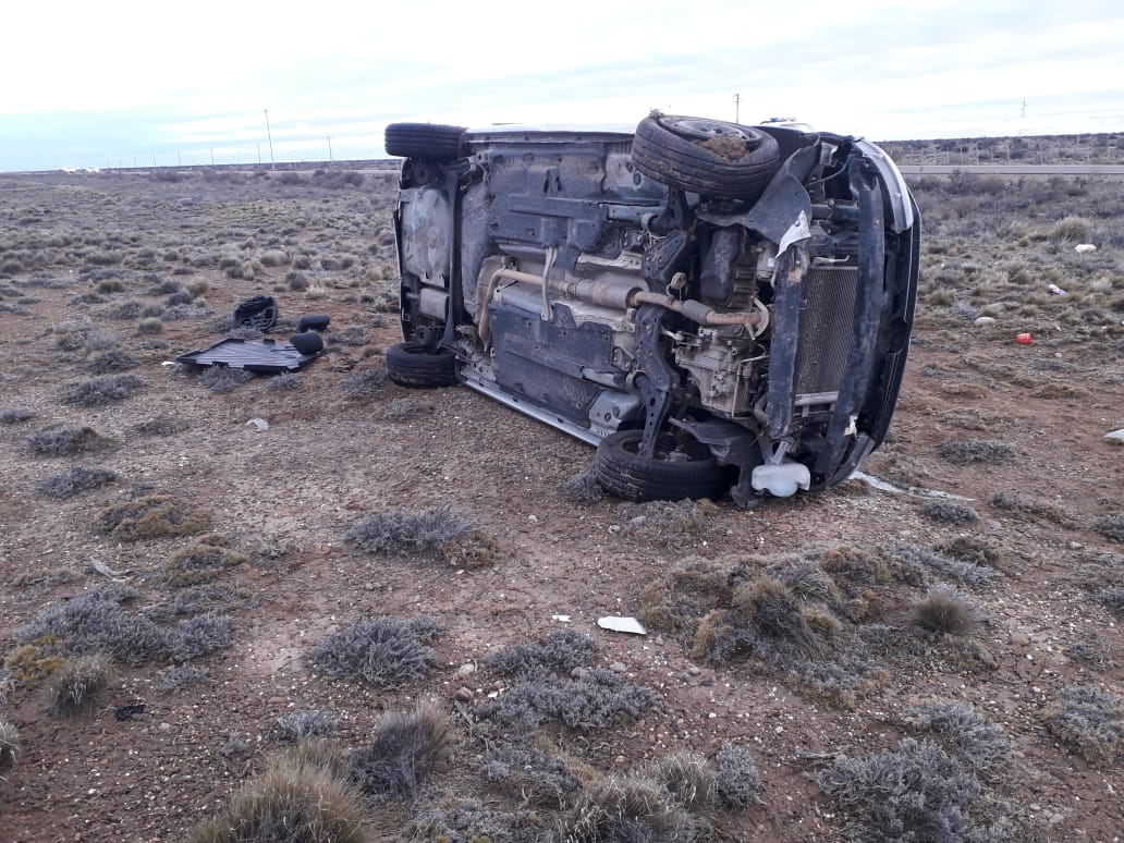 Espectacular Vuelco en Ruta Provincial Nº 43 a 5 kilómetros de Koluel Kaike, una mujer fue hospitalizada