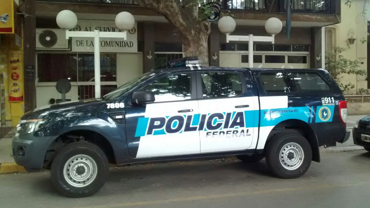 Un policía borracho chocó contra un paredón