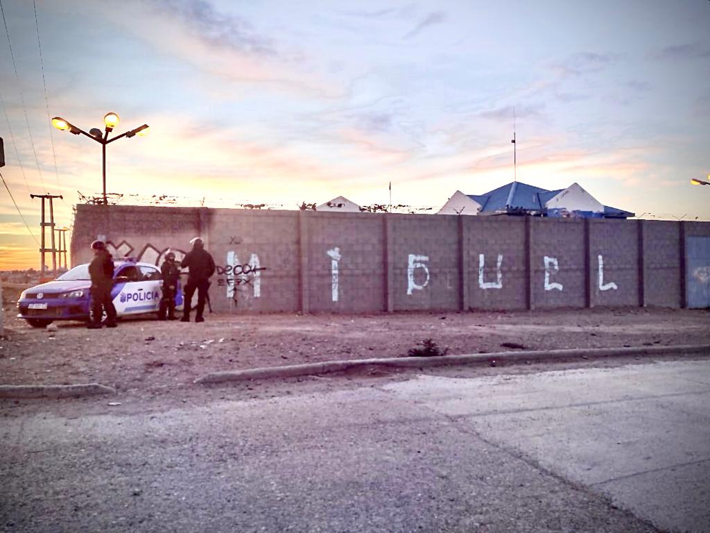 Joven fallecido en comisaría quinta habría sido detenido por violencia de género
