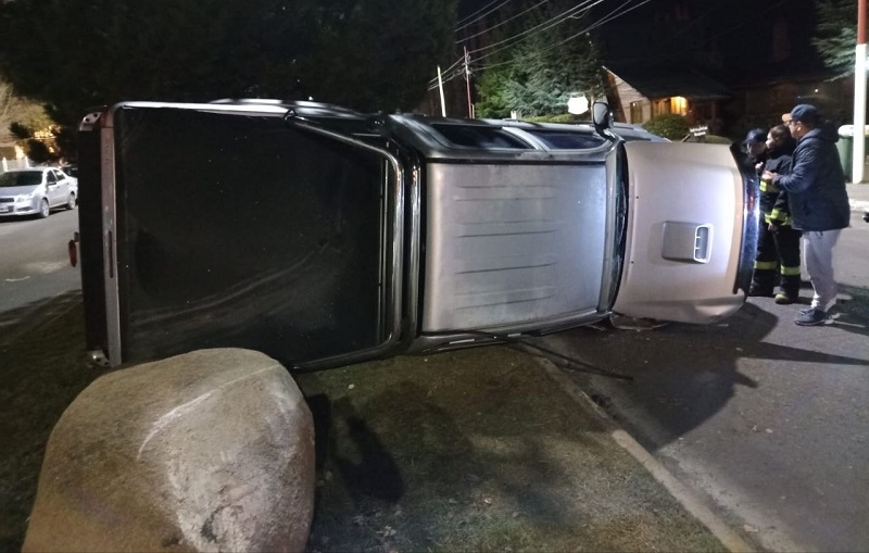 Volcó una camioneta en pleno centro de la villa turística santacruceña