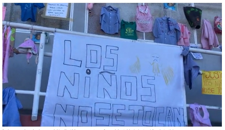 Comodoro Rivadavia: Padres cuelgan guardapolvos y mochilas en el jardín 406 para pedir justicia