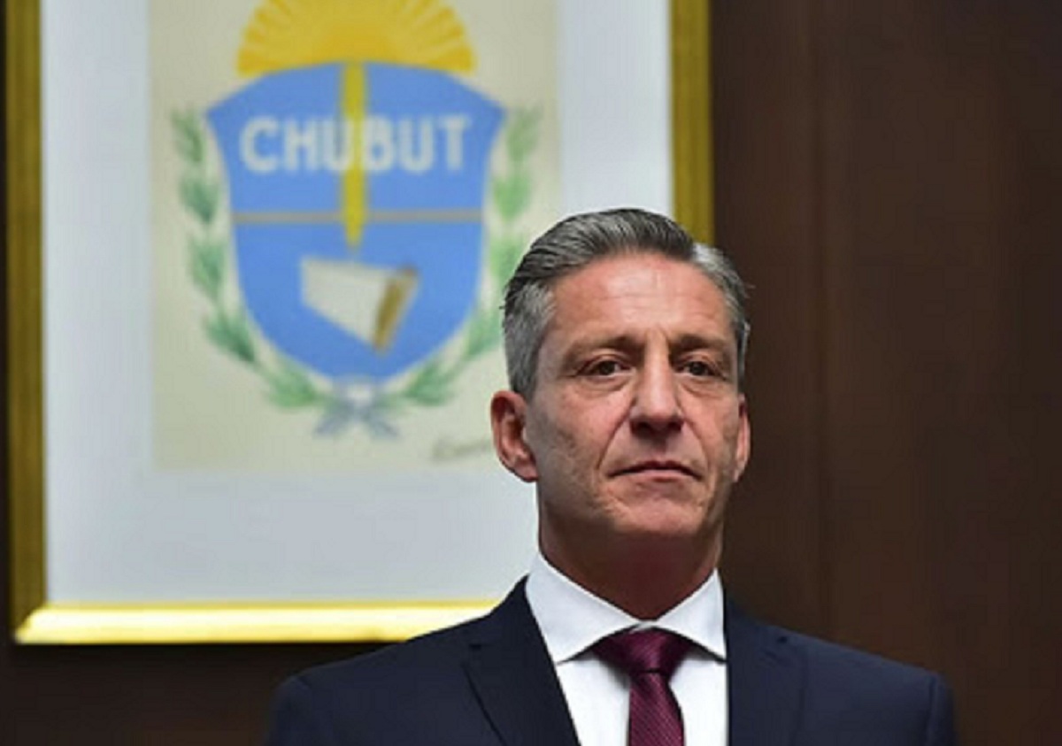 Gobernador denunciado por agentes del Estado