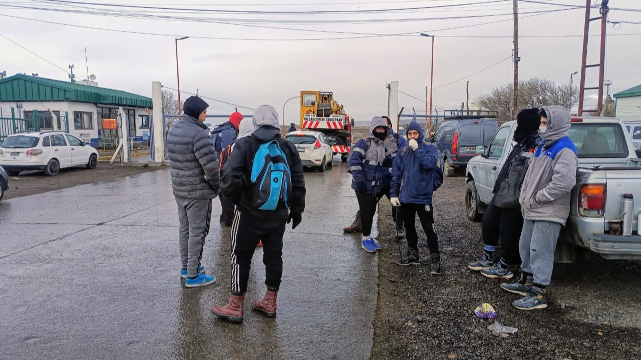 Trabajadores de la Banquina Chica reclaman puestos de trabajo en el puerto de Caleta Olivia