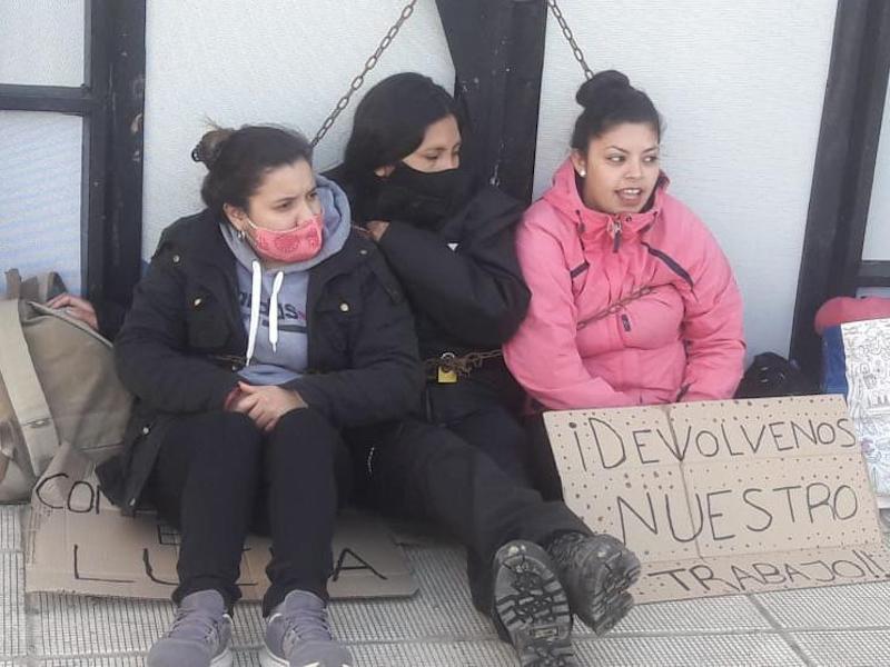 Piden su reingreso a la municipalidad: ex contratados se encadenaron en el municipio  