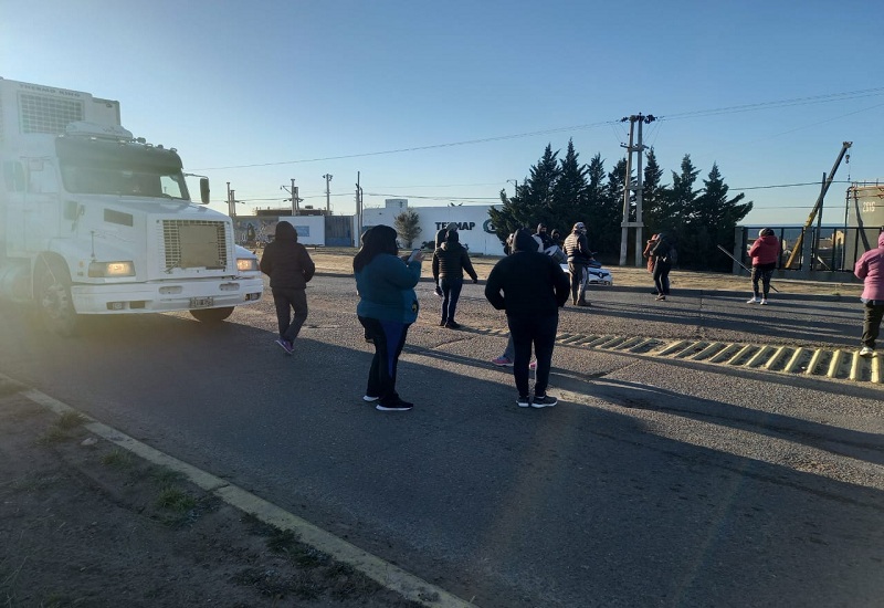 Ex planes y cooperativas cortaron el ingreso a Caleta Olivia a la altura de TERMAP