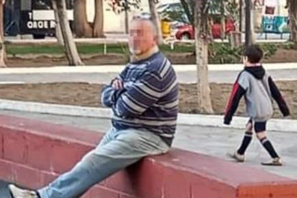 Denuncian a un hombre por asustar a menores en la plaza 