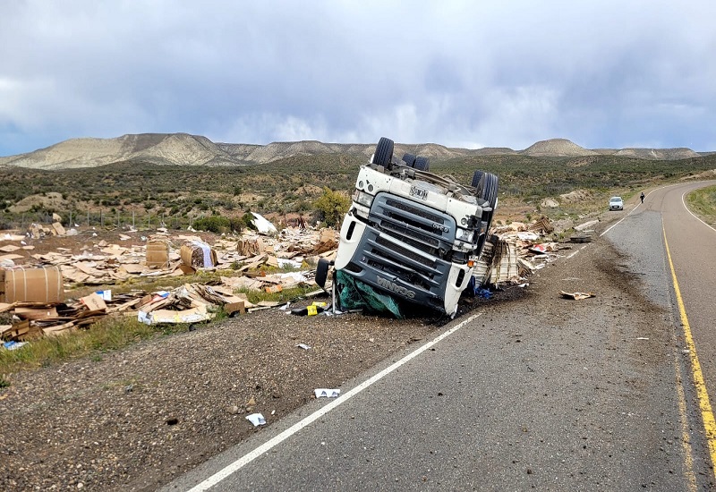 Un camionero murió trágicamente al volcar en la zona de cañadon minerales