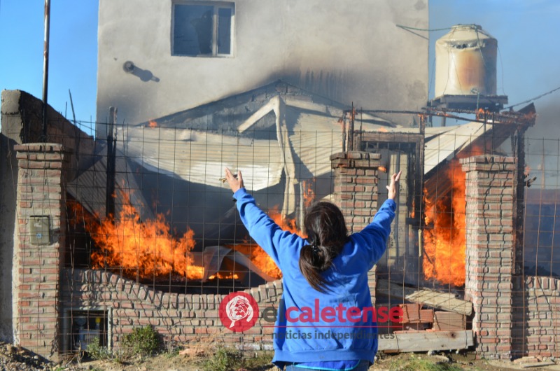 [AHORA] Tragedia en Barrio Rotary 23: dos menores habrían fallecido en el incendio