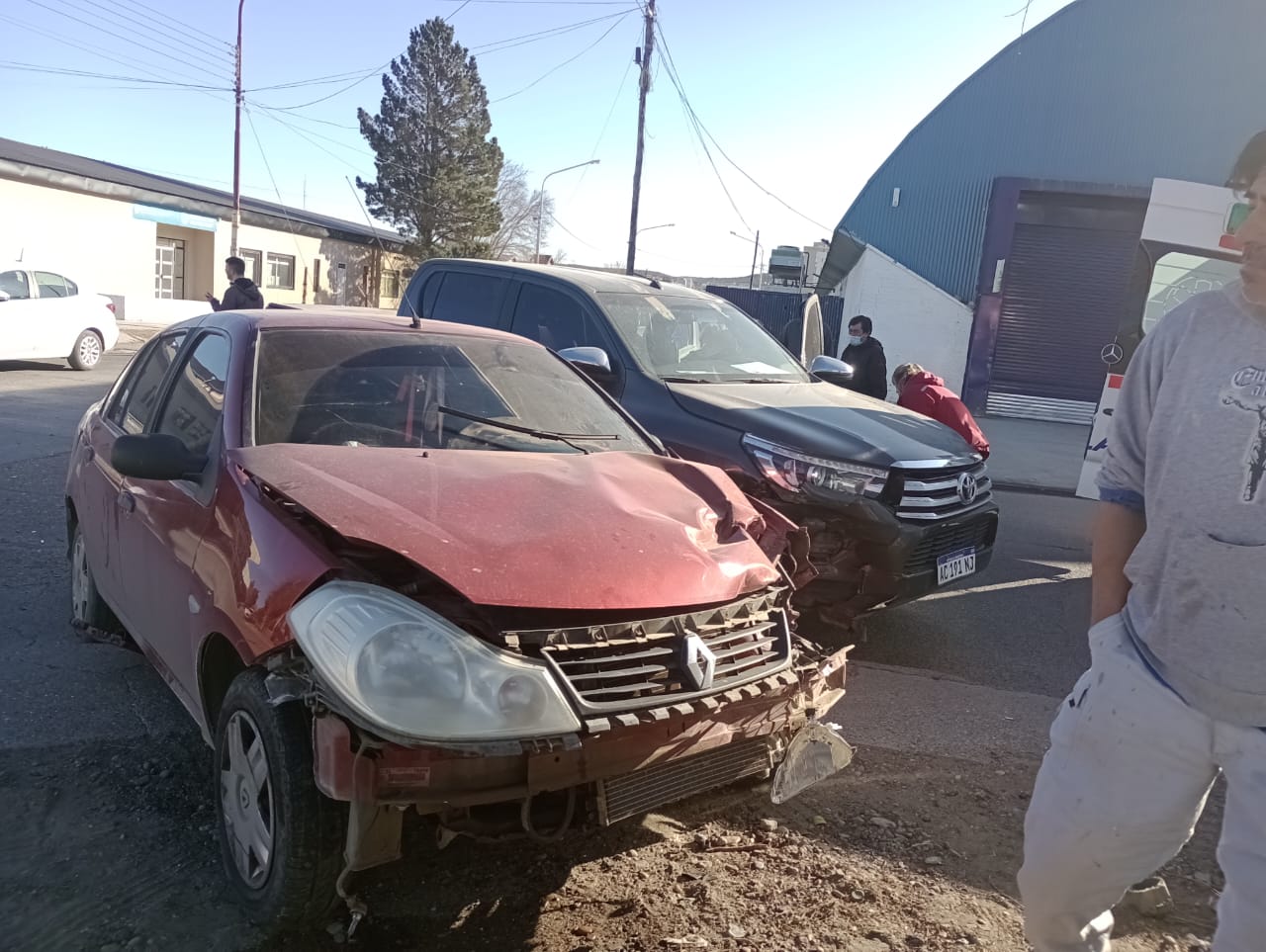 Fuerte choque sobre la calle Rivadavia entre un auto y una camioneta