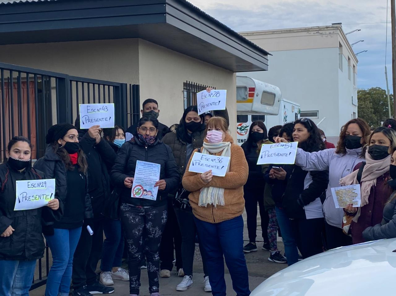 Padres autoconvocados marcharon a la Regional Norte para solicitar que se realicen los actos en las escuelas 