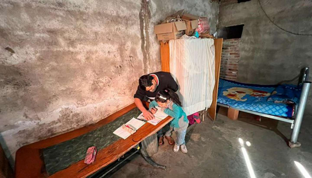 Fue a censarlo, se conmovió con la casa en la que vive con sus hijos y empezó una campaña solidaria