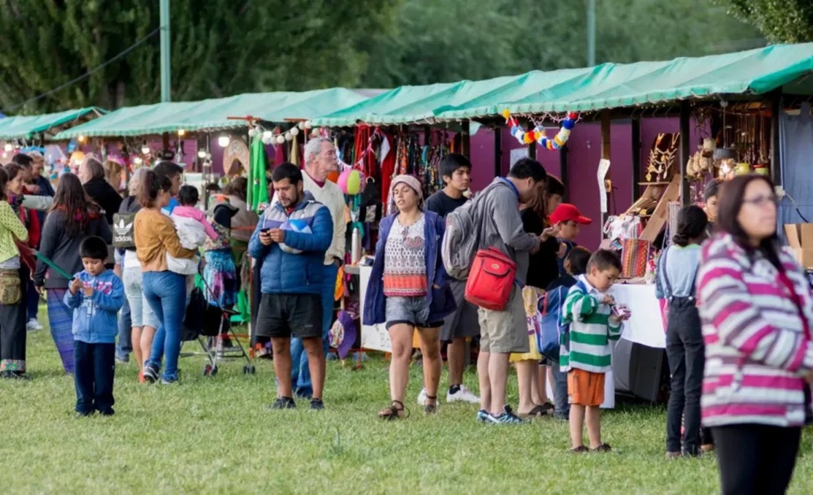 La Fiesta Nacional de la Fruta Fina se hará con público en El Hoyo