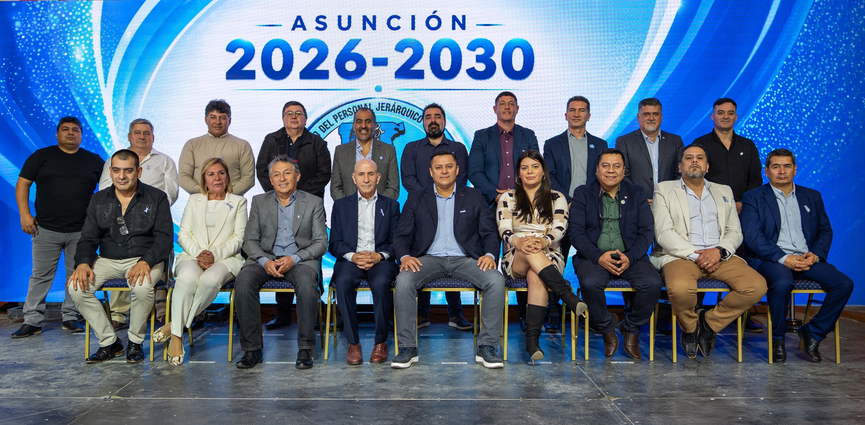 La Escuela Municipal de Pádel recibió nueva indumentaria para fortalecer su participación deportiva