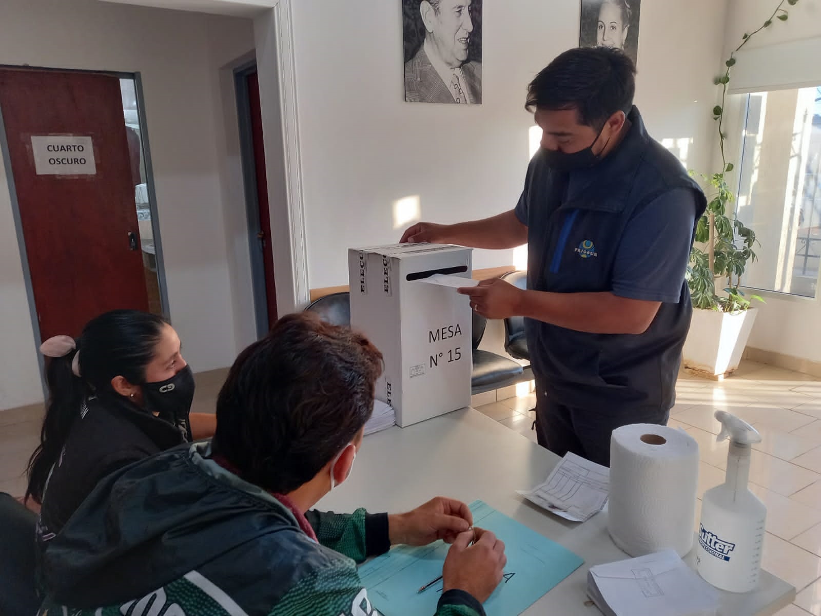 El sindicato de Camioneros realiza las elecciones en busca de la reelección de Sergio Sarmiento