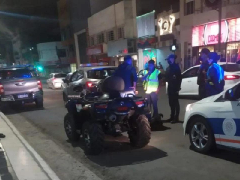 Paseaba en cuatri por el centro de Comodoro sin patente ni documentos y dijo que tenía 