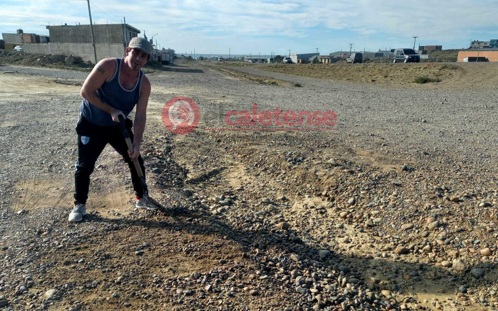 Un vecino cansado de los baches, decidió salir con su pala y empezar a taparlos