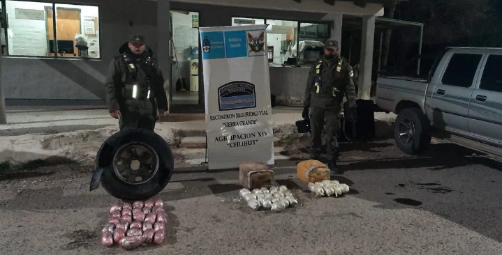 Querían ingresar a Comodoro con más de 14 kilos de marihuana escondidos en la rueda de auxilio: quedaron detenidos
