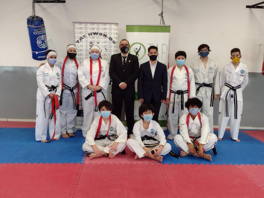 Nuevos graduados en la escuela de Taekwondo Pinino Tapia