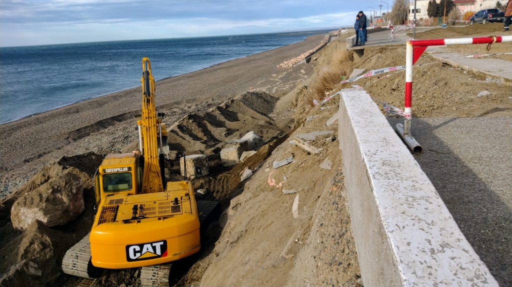 Avances en obras de contención en la costanera y mejoras en el acceso al Colegio N°6