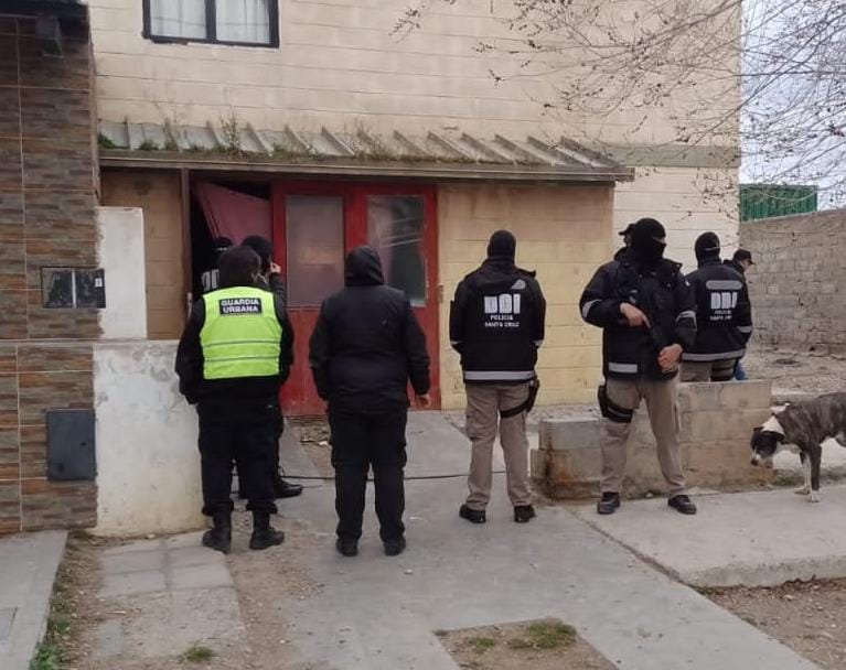 Quisieron escapar de la policía y les hallaron 300 mil pesos y 2 kilos de marihuana en un allanamiento