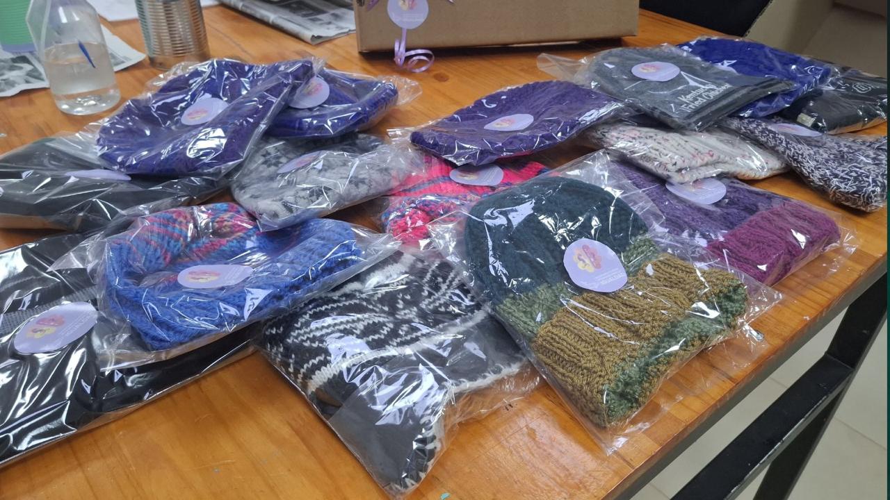 La Escuela Municipal de Pádel recibió nueva indumentaria para fortalecer su participación deportiva