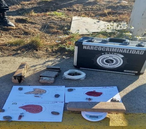 Circulaban sin documentación y fueron detenidos: les incautaron 5 kilos de marihuana