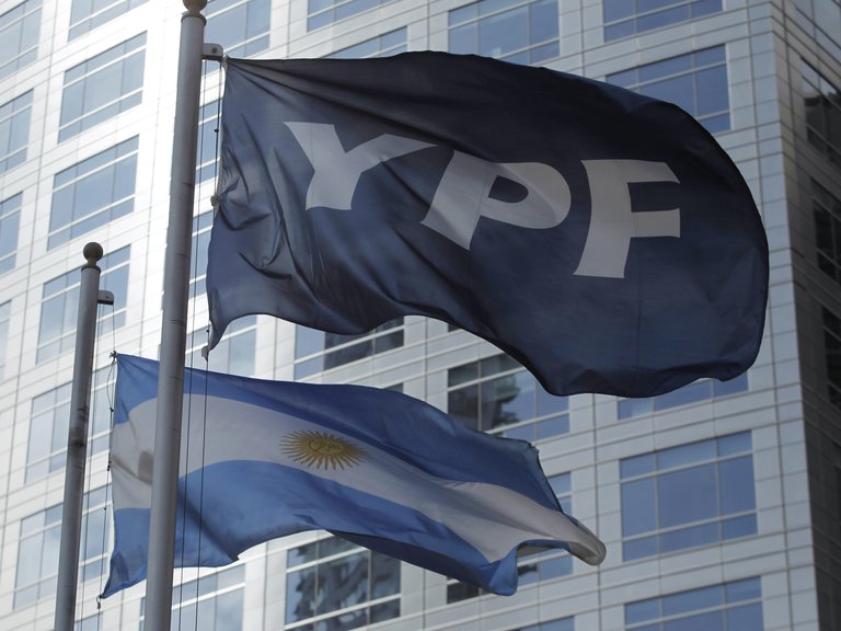 YPF presentó su plan de inversiones para este año y anunció un ajuste en los precios de los combustibles del 15% escalonado