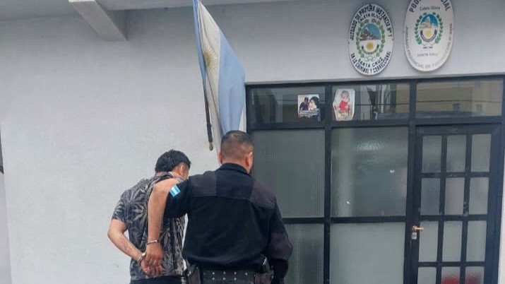 Hombre de 74 años es víctima de un violento robo en su hogar,  sospechoso detenido