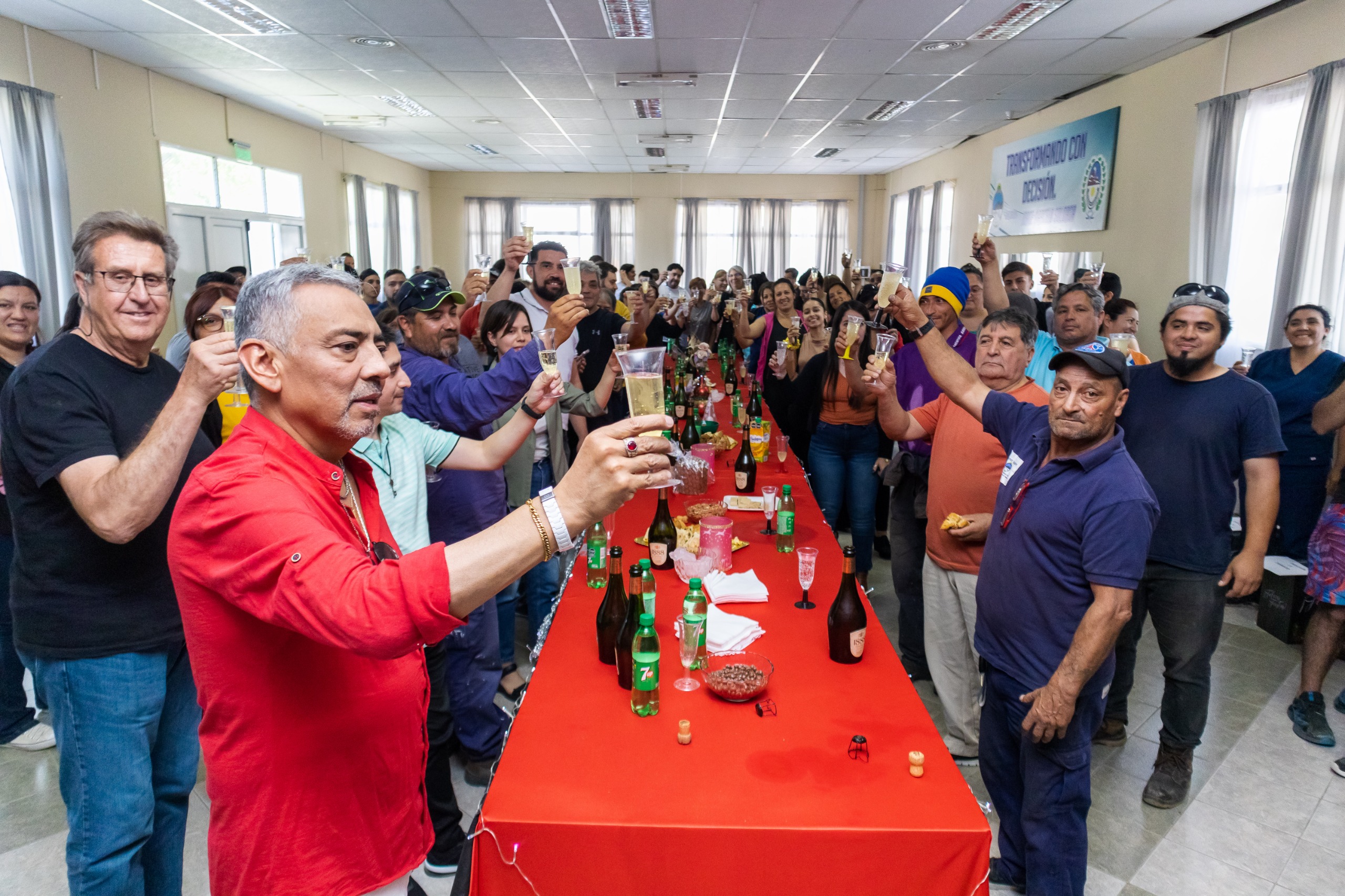 Brindis, cajas navideñas y bono de 50 mil pesos para municipales