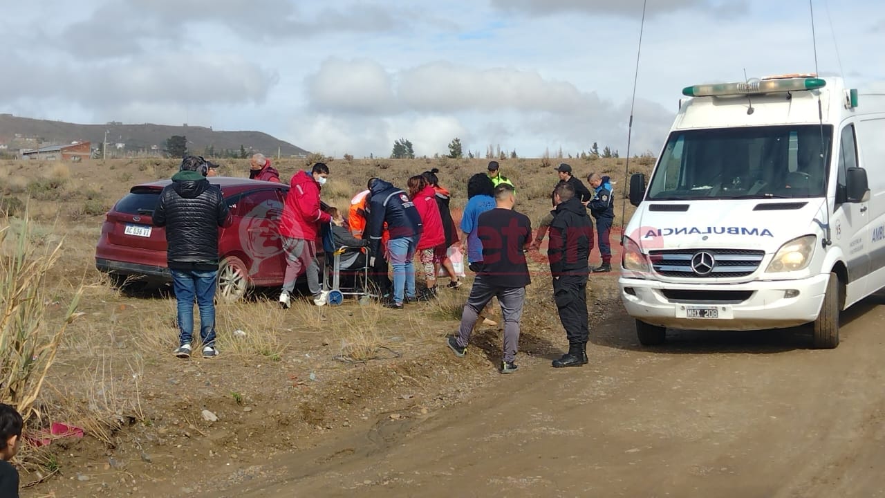 Accidente de tránsito en el barrio Centenario: heridos y respuesta lenta por parte de la ambulancia 