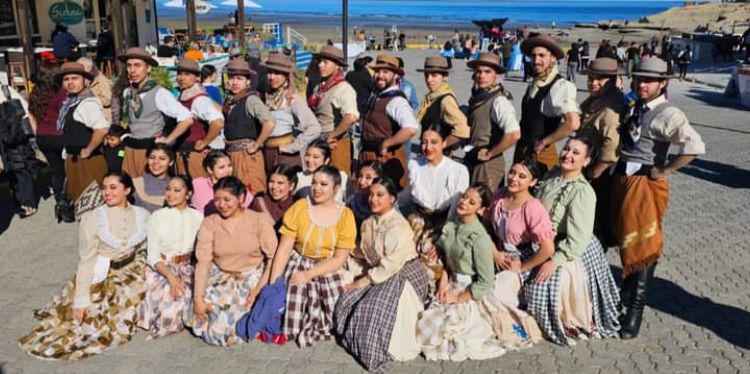 Sorprendieron a tres hombres cuando cargaban caños en un camión y quedaron detenidos