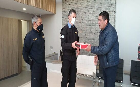 Comprometidos con la comunidad: AOMA hizo entrega de equipos de vigilancia para la fuerza policial