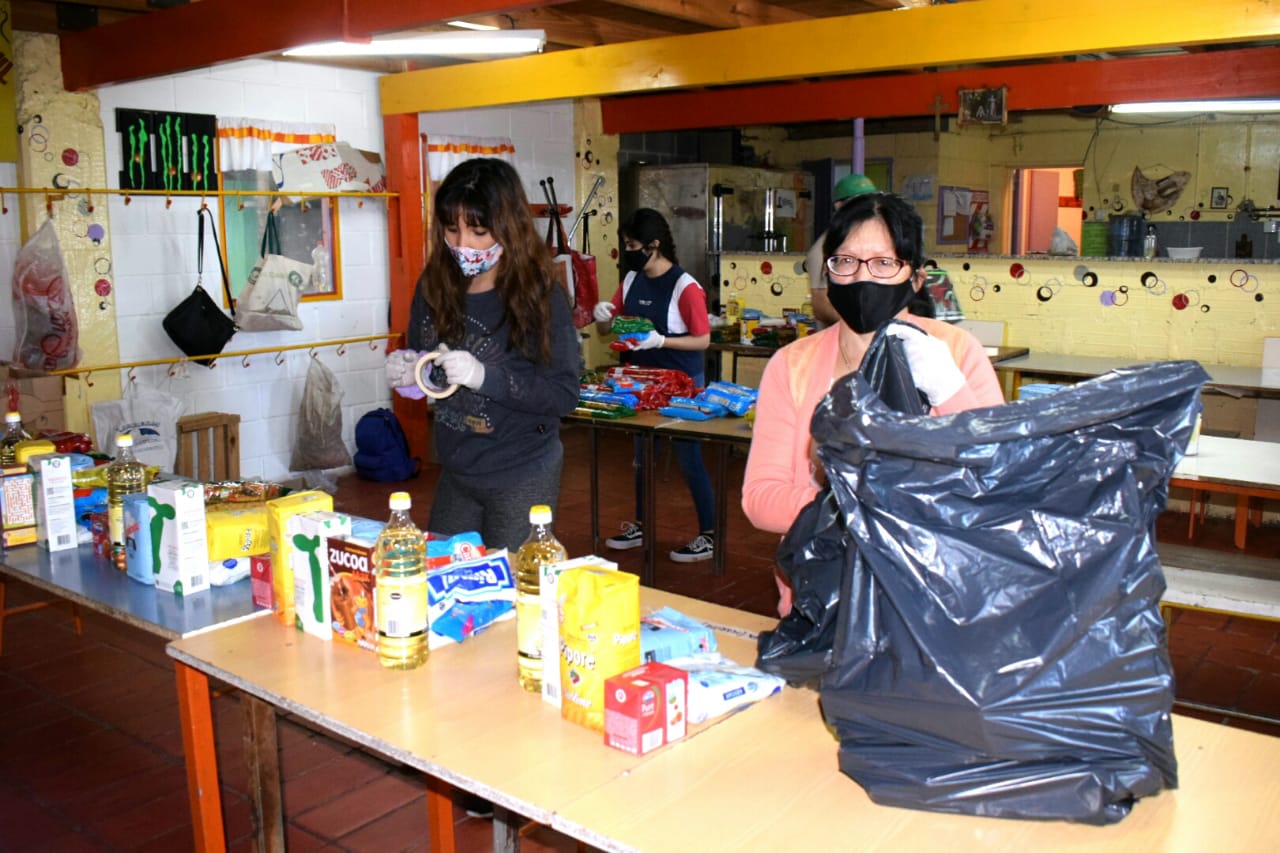 Tarea Solidaria y entrega de viandas en el Galpón de Lapeyrade