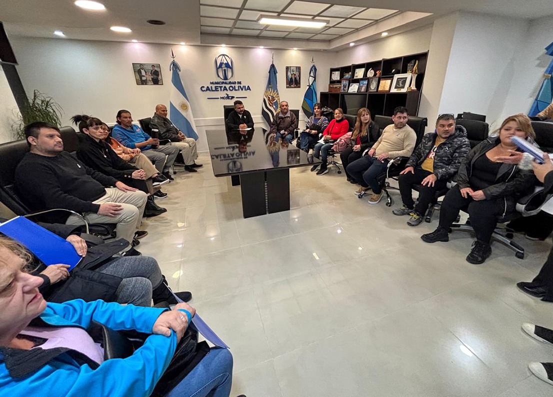 32 vecinos recibieron las adjudicaciones de sus terrenos en la ciudad de Caleta Olivia 