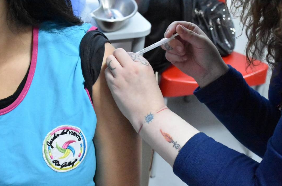 “La Salud va a tu Escuela”: inició la campaña de vacunación en establecimientos educativos de Santa Cruz