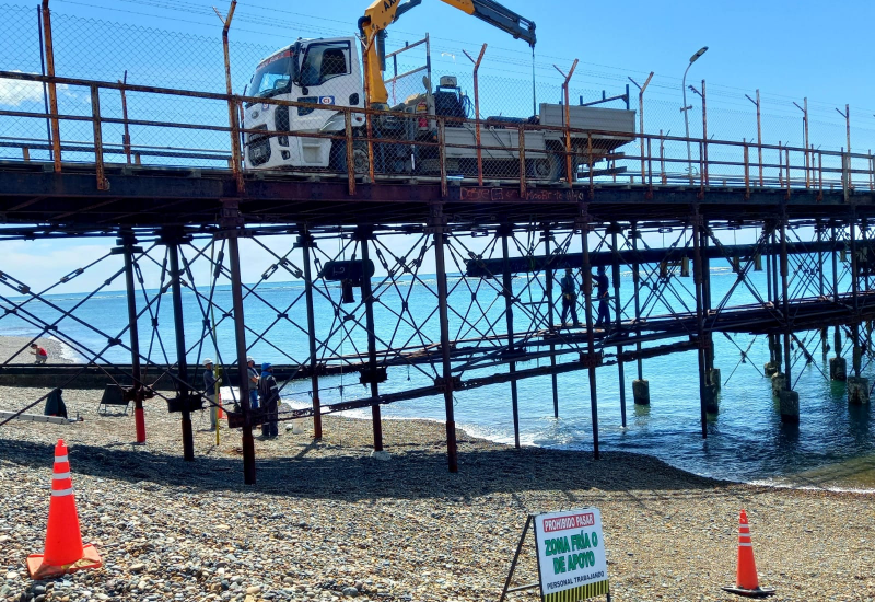 Realizan tareas de mantenimiento en el viejo muelle de Caleta Olivia