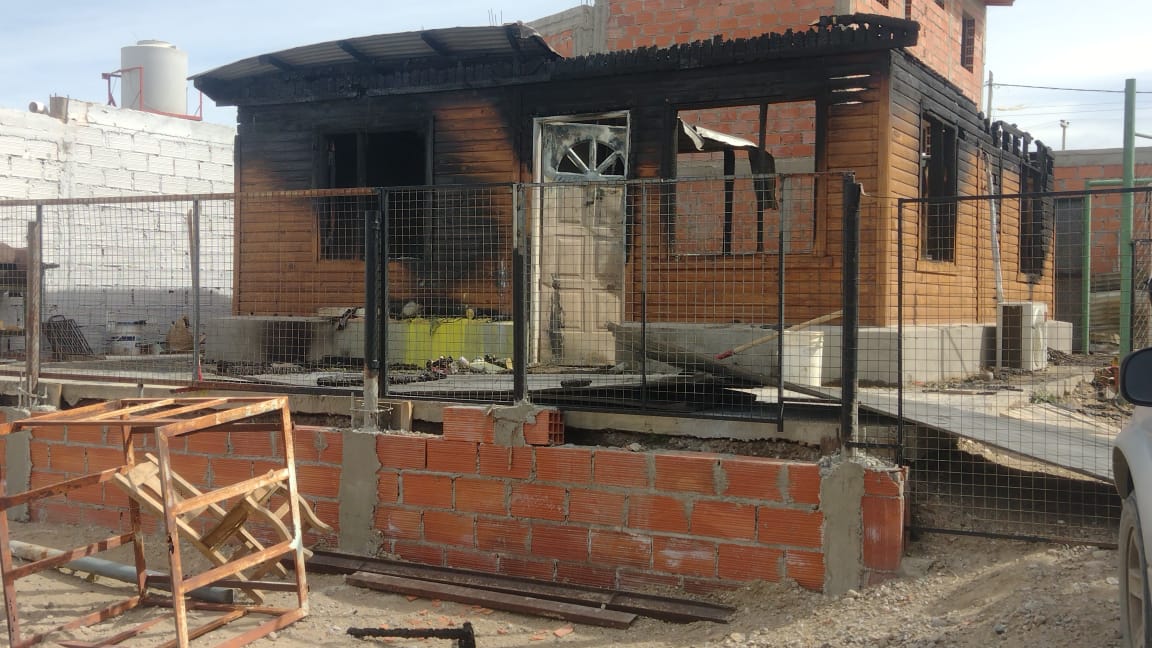 Incendio destruyó casa de una rescatista de animales en Caleta Olivia