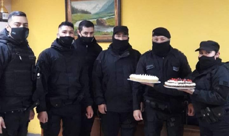 Policía de Santa Cruz homenajeó a los padres de diferentes dependencias en su día 