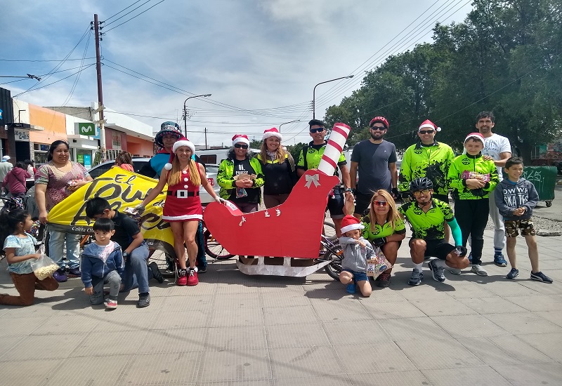 En vísperas navideñas, El Tour de la Aldea repartió regalos en el centro caletense