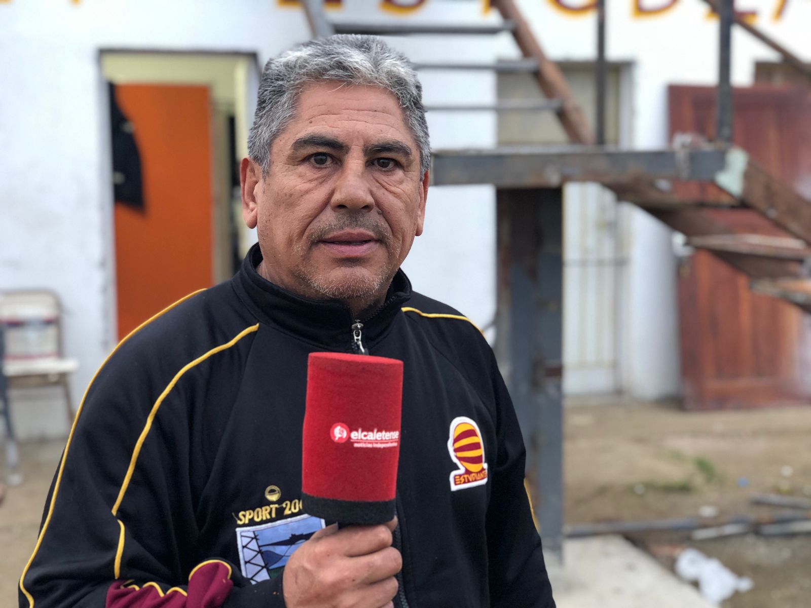 El club Estudiantes reclama soluciones por aguas servidas que inundan el campo de juego