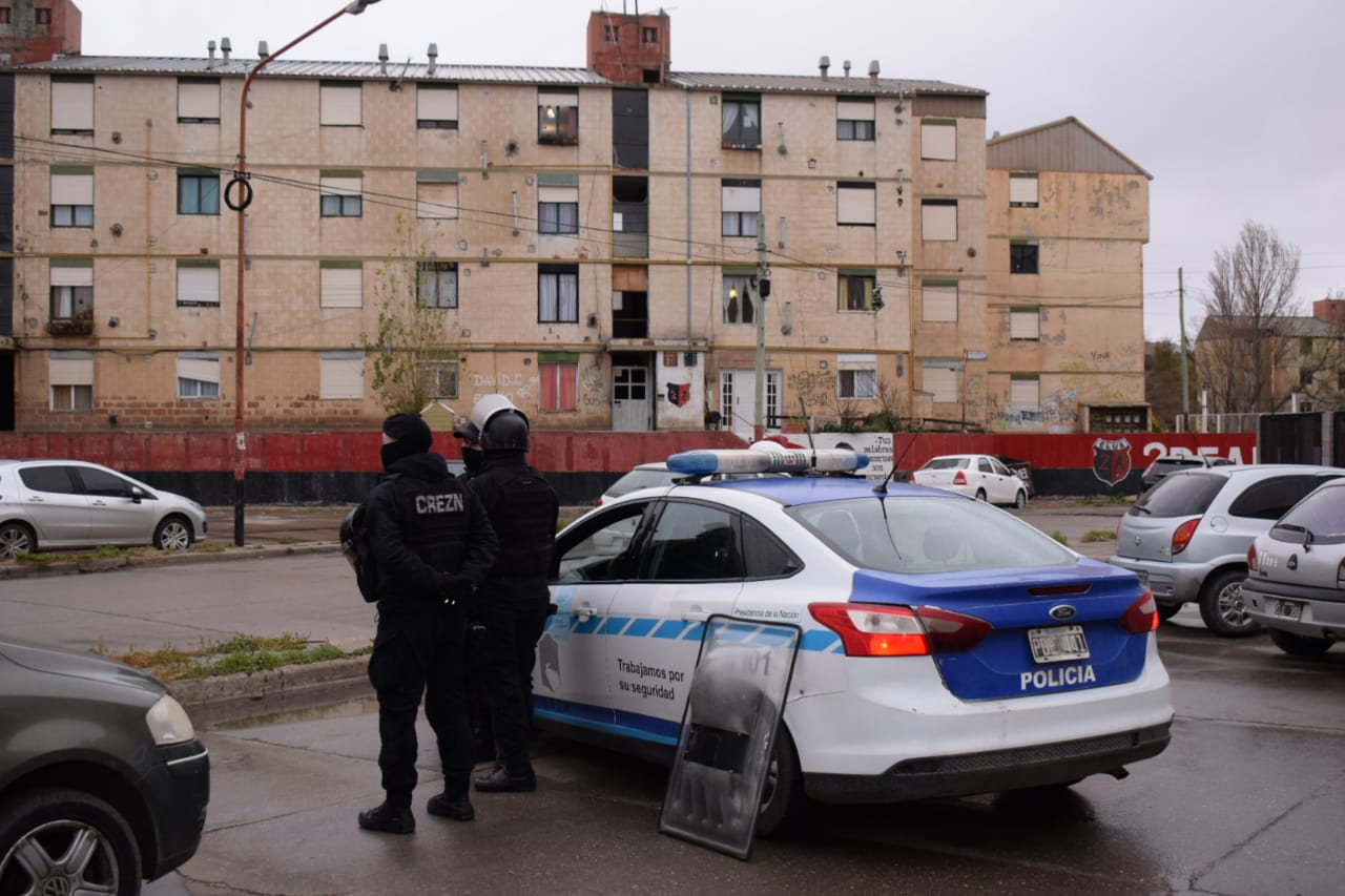Barrio 2 de Abril: Hombre fuera de sí tiroteo departamento y rompió los cristales de un auto