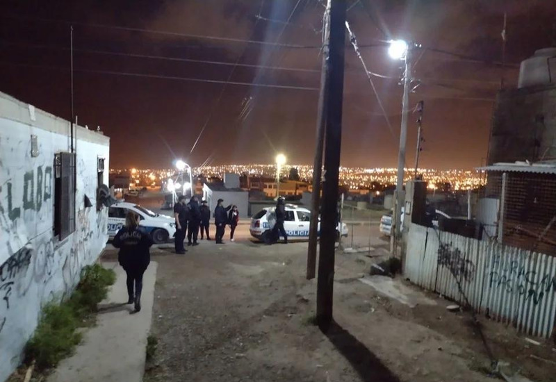 Tomaba con amigos en la casa, se pelearon y apuñaló a uno: le balearon la casa