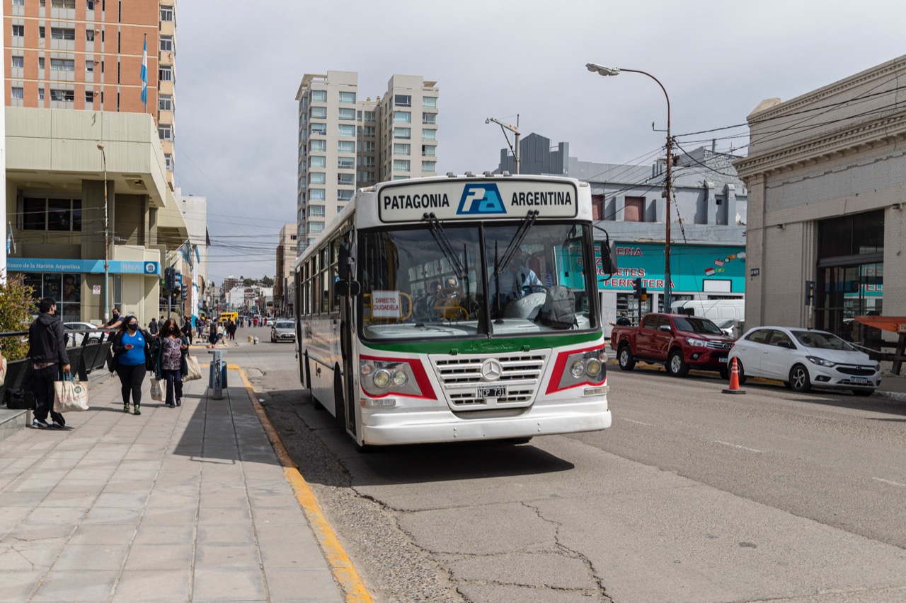 En Comodoro el pasaje del colectivo costará 19 pesos más que en Caleta con 5 veces más población