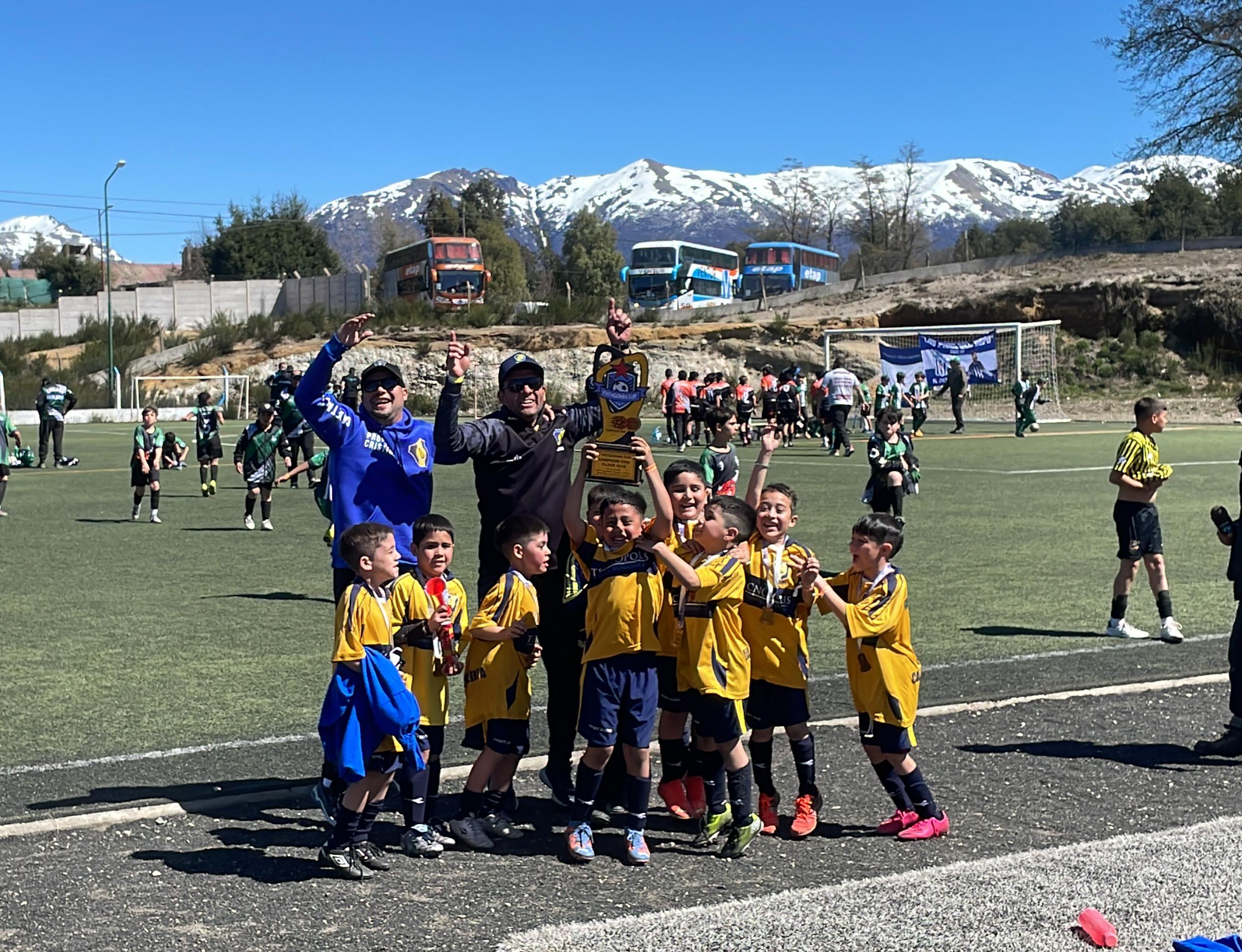 Cuando algunos van de finde largo, Talleres vuelve de Villa La Angostura con la copa bajo el brazo 